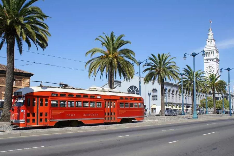 Le tramway F Line descend l'Embarcadero, devant le Ferry Building.