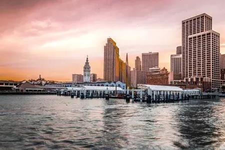 Le Ferry Building au coucher du soleil depuis la baie.