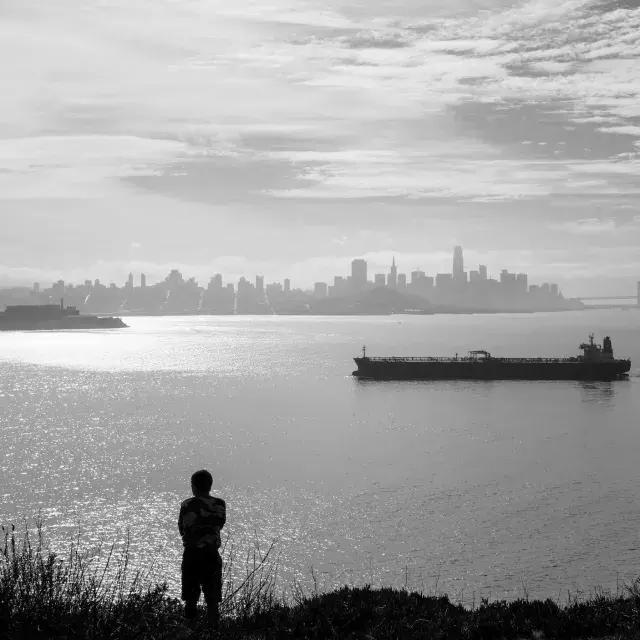 Um visitante aprecia as amplas vistas da Angel Island