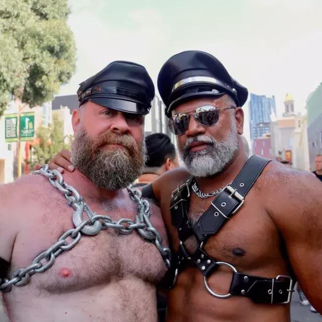 Participants typiques à la foire de Folsom Street