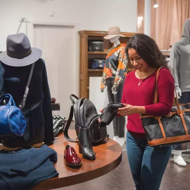 Uma mulher faz compras em uma boutique de São Francisco.