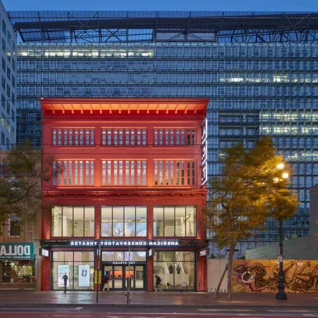 Esterno dell'American Conservatory Theatre di notte. San Francisco, California.