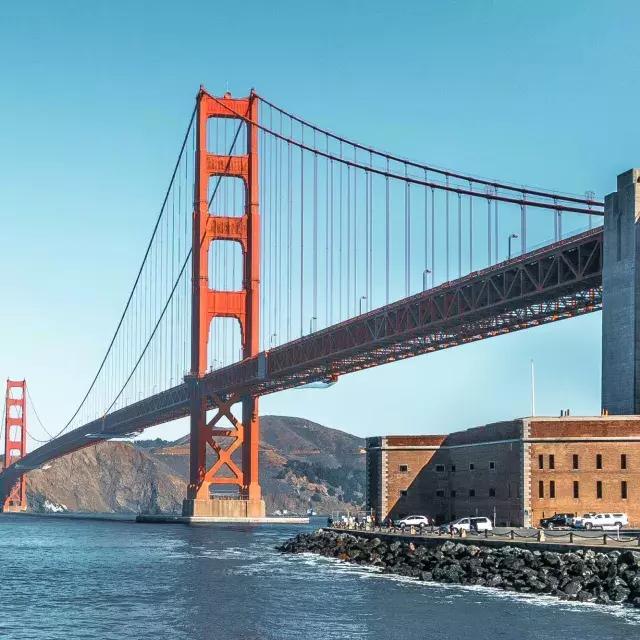 The Civil War-era Fort Point stands at the base of the 金门大桥.