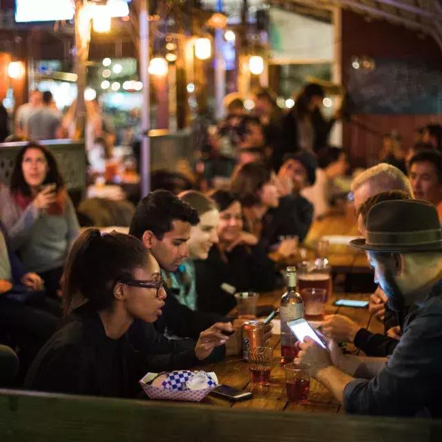 Des gens mangeant dans une salle à manger bondée à SoMa. San Francisco, Californie.