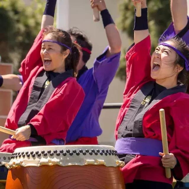 Drummers in 结合 at the annual Cherry Blossom Festival