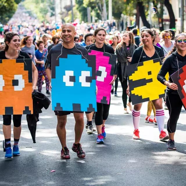 SF Bay to Breakers Race比赛中穿着Pac Man服装的赛车手